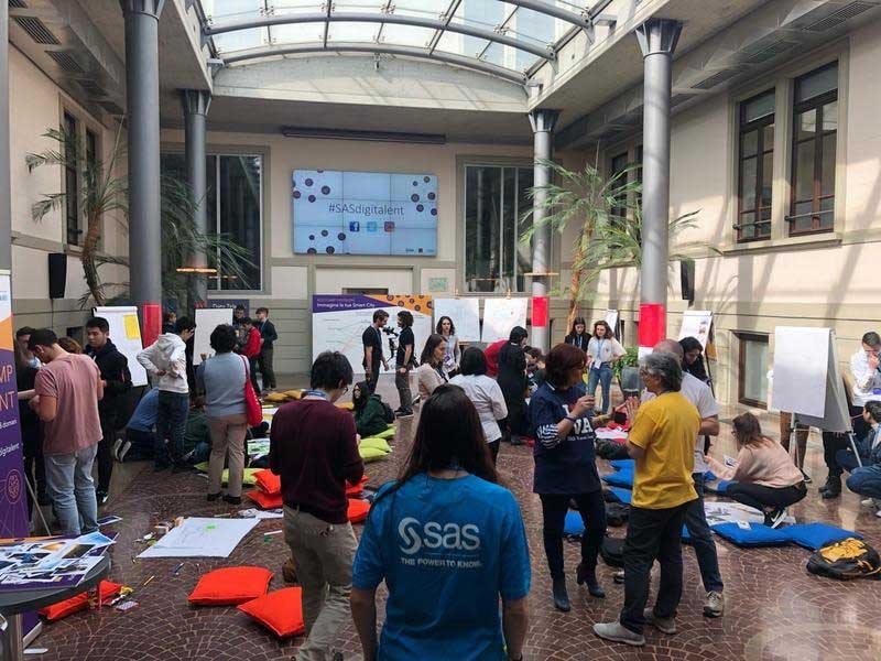 CareerStart Internship Program in SAS EMEA and Asia Pacific Group of SAS interns at SAS Italy office presenting projects